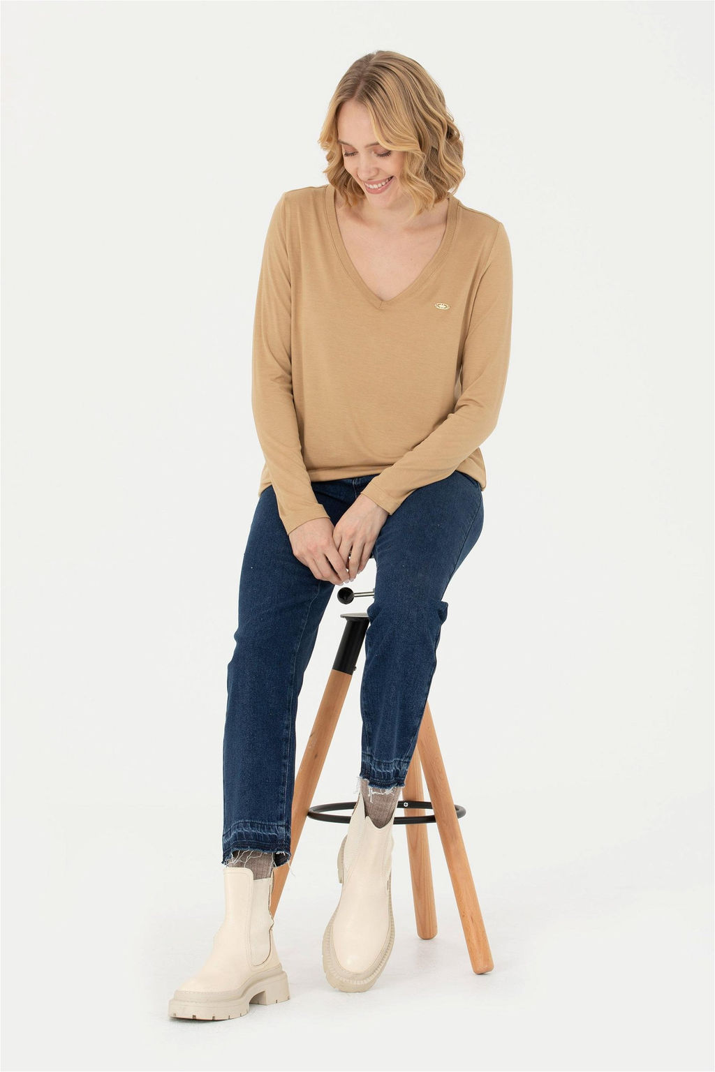 Женский свитшот песочного цвета с v-образным вырезом Неожиданная скидка в корзине - U.s. polo assn фото 4