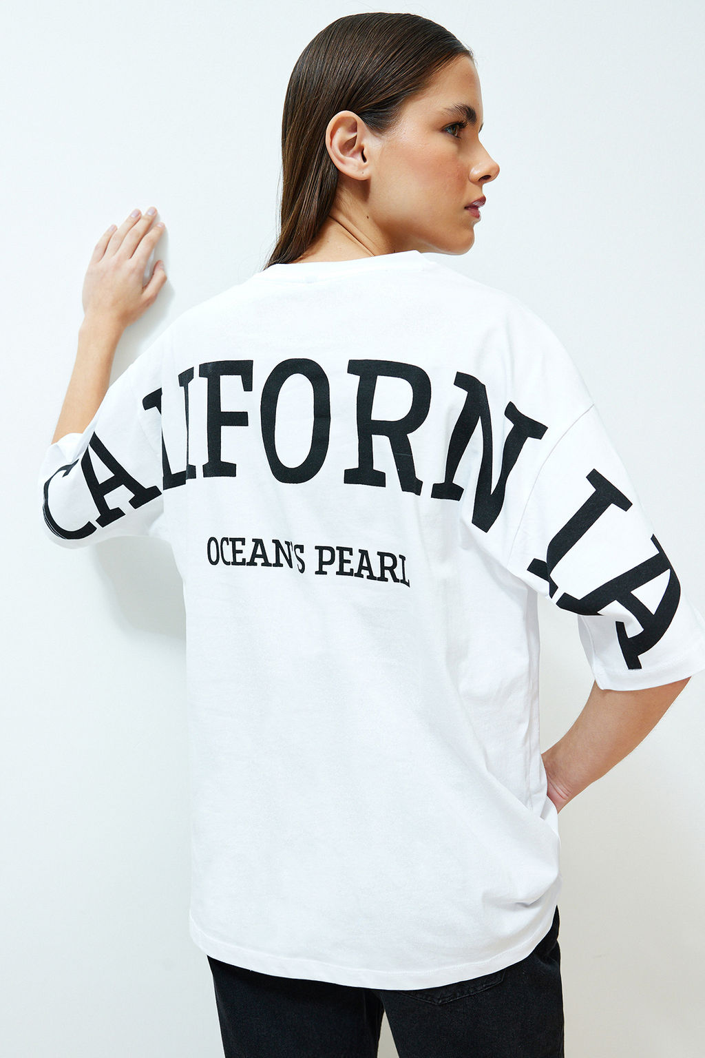 Beyaz %100 Pamuk S?rt Slogan Bask?l? Oversize/Genis Kal?p Orme T-Shirt TWOSS24TS00091