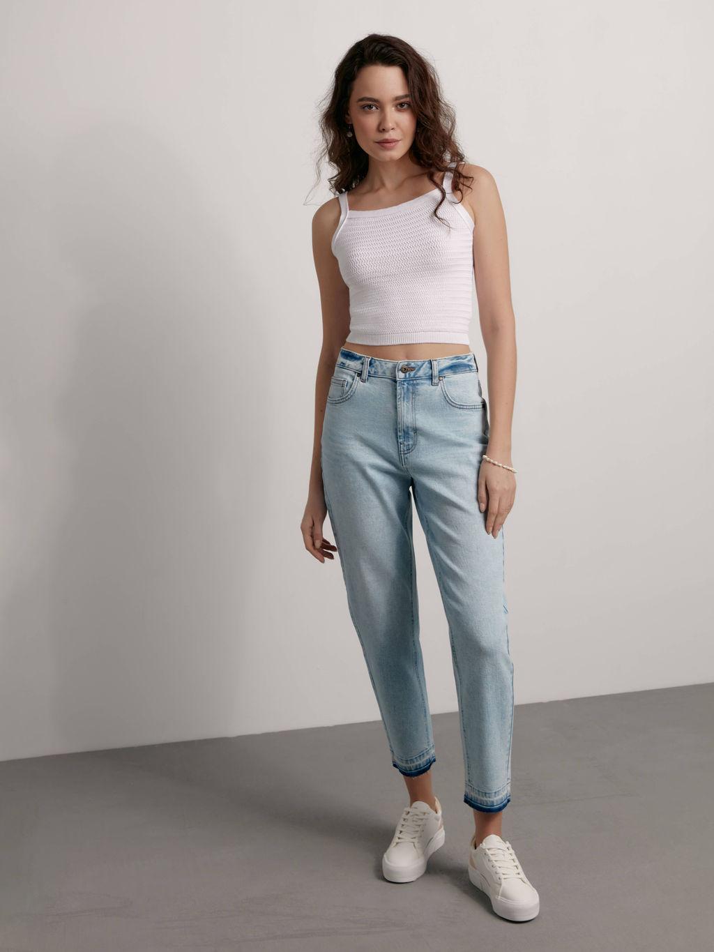 CONTE CON-583 Джинсы mom оксидной варки с необработанным краем light blue