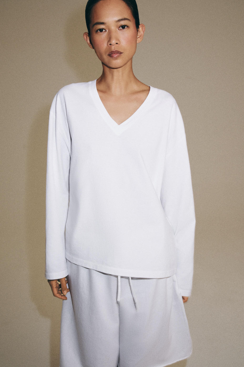 CAMISETA ESCOTE PICO ALGOD?N / Blanco - Zara фото 2