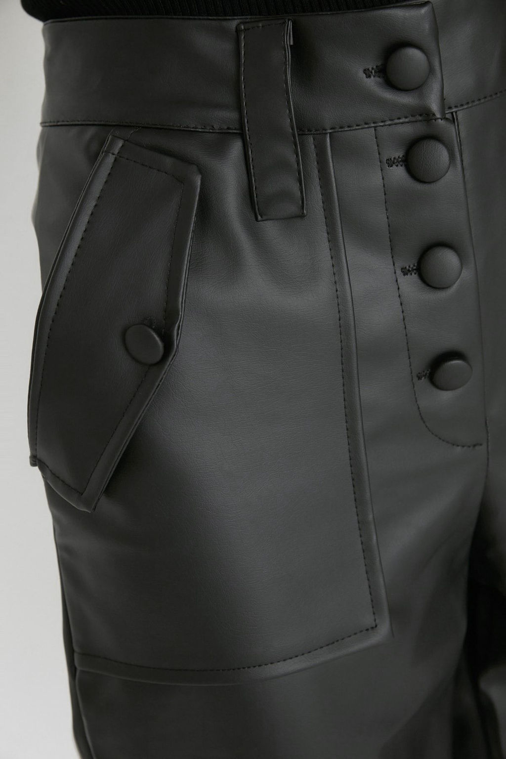 Limited Edition Siyah Havuc Dokuma Onden Dugmeli Suni Deri Pantolon TWOAW22PL0083