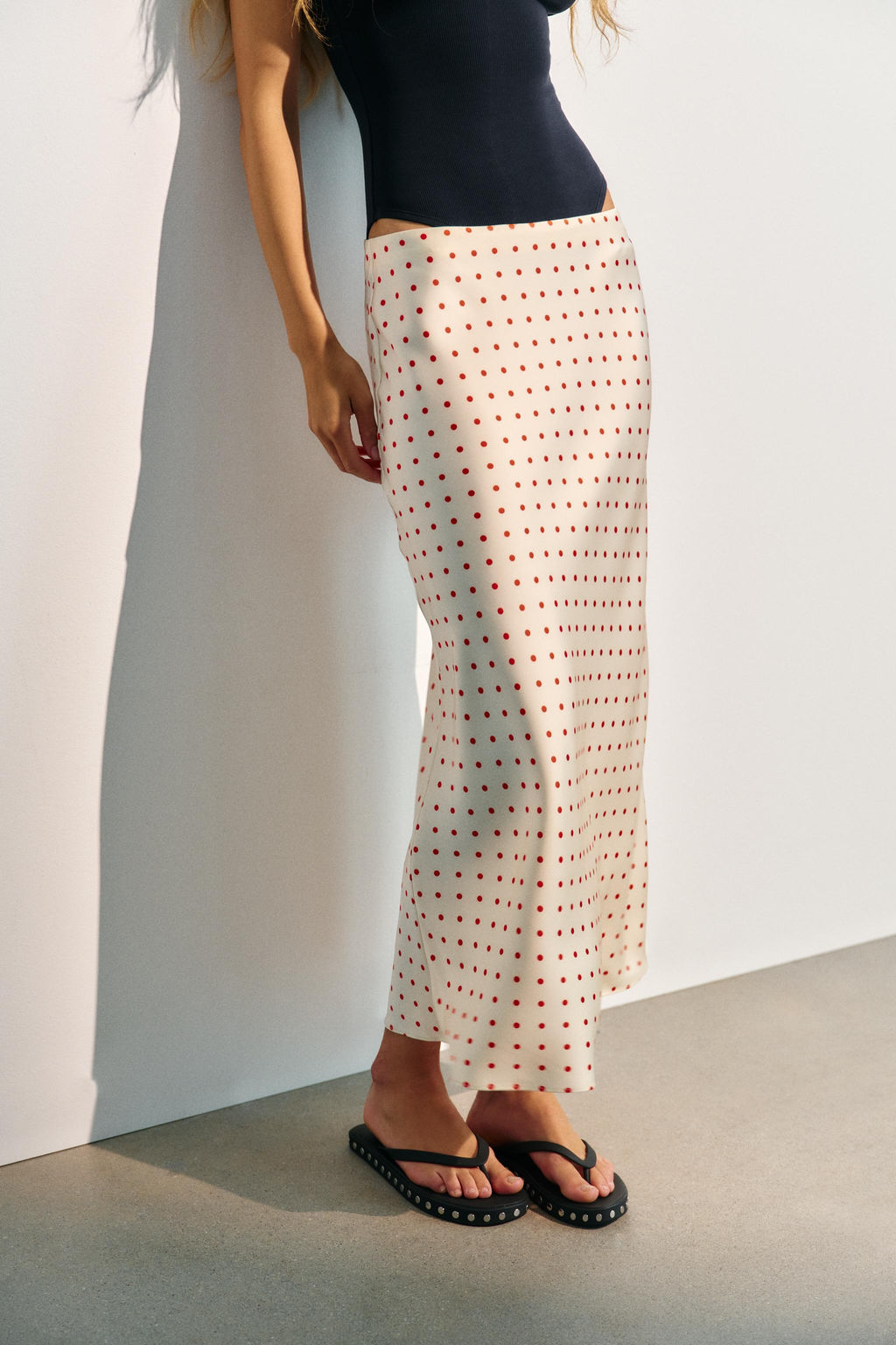 FALDA MIDI SATINADA / Crudo / Rojo - Zara фото 2