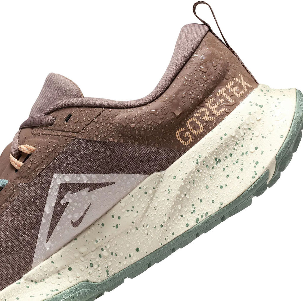 Кроссовки женские