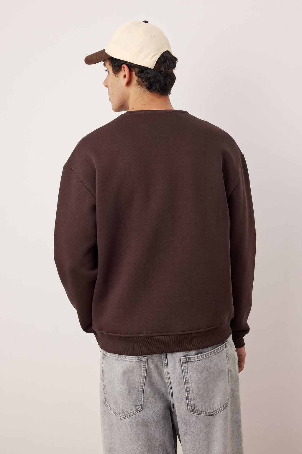 Kahverengi Oversize/Genis Kesim Pamuklu Basic Ici Polarl? Kal?n Sweatshirt TMNAW25SW00011