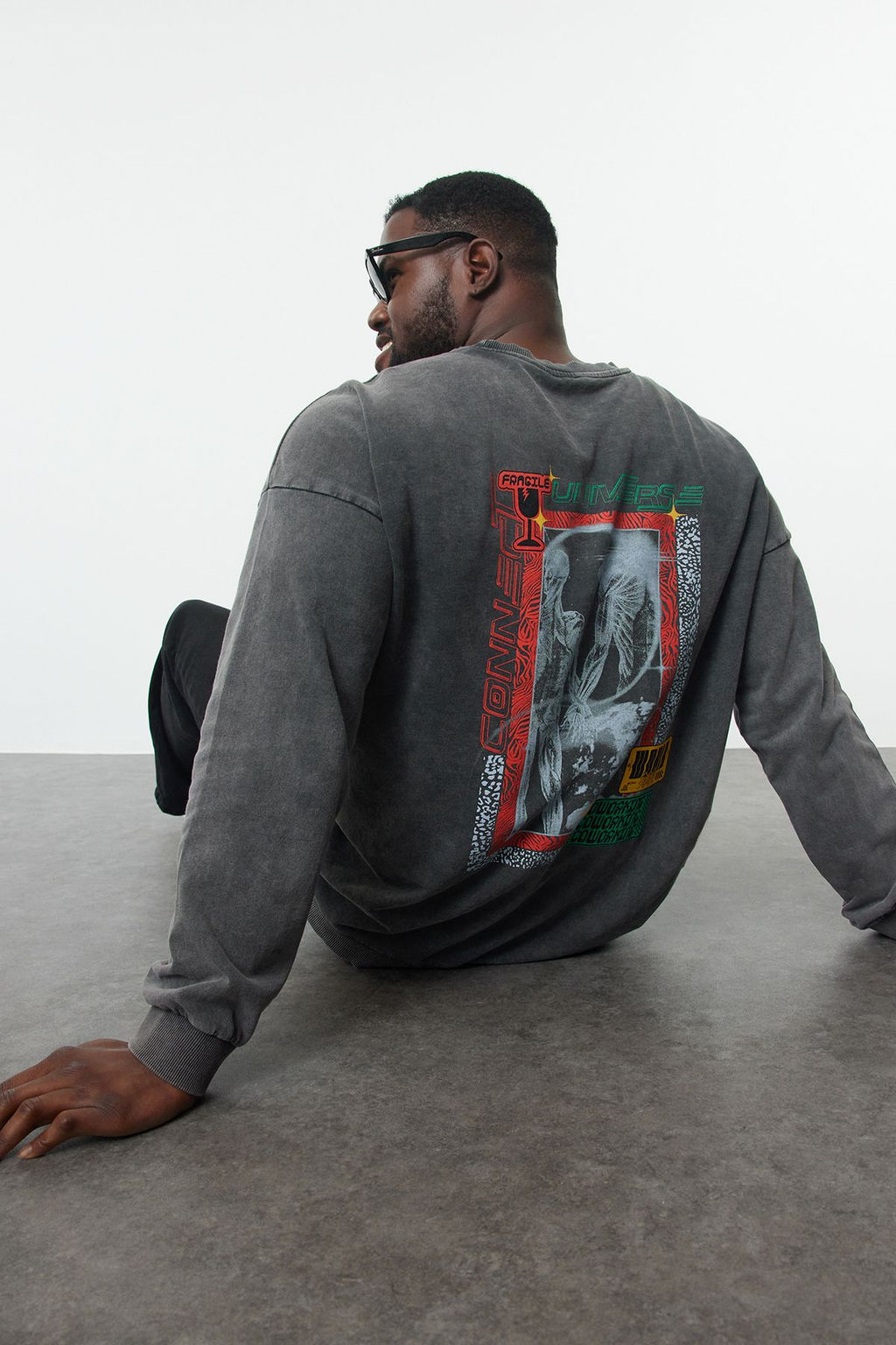 TRENDYOL MAN Antrasit %100 Pamuk Buyuk Beden Oversize Y?kama Efektli S?rt Bask?l? Sweatshirt TMNAW25AO00018