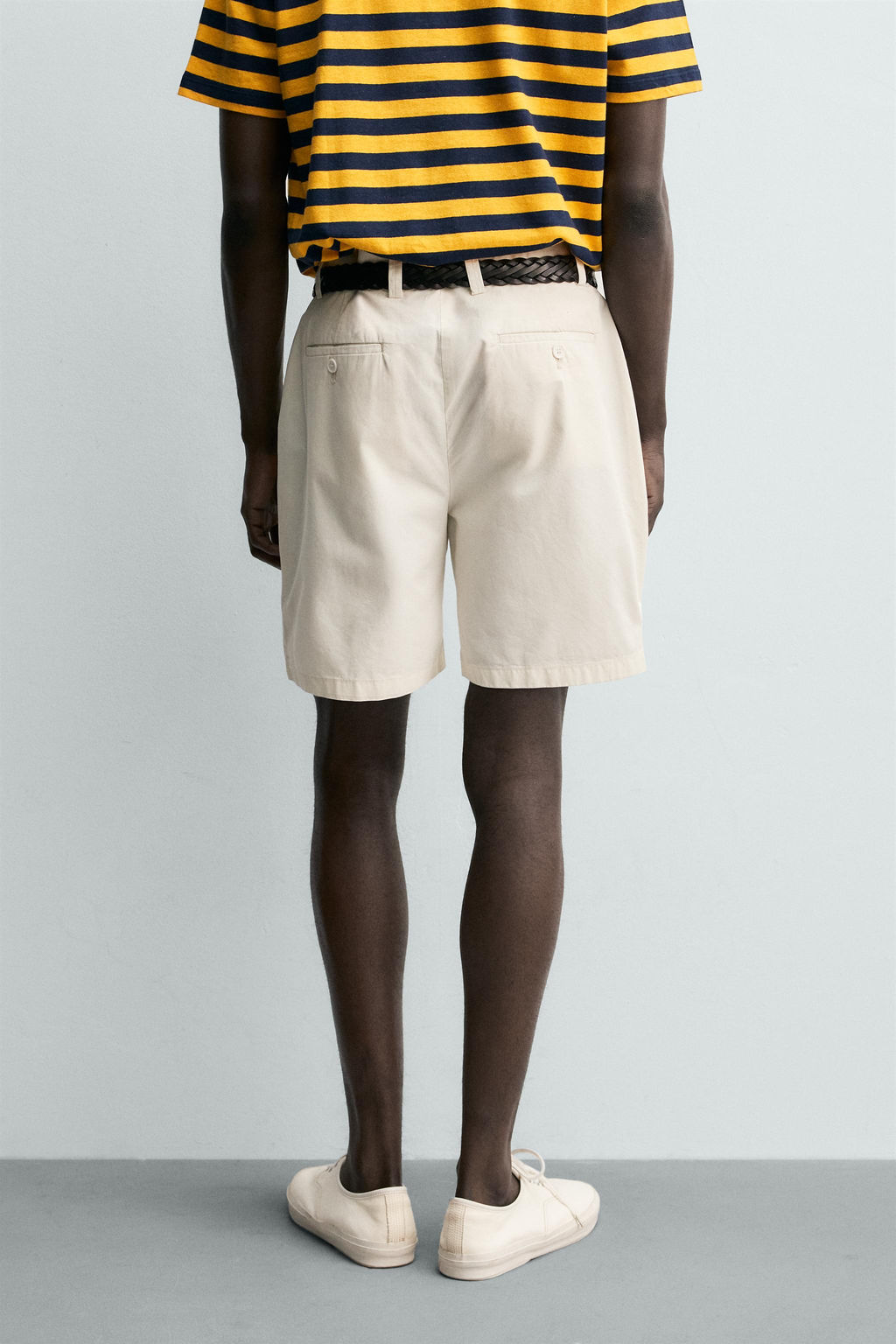 BERMUDA REGULAR FIT PLIEGUES / Blanco roto