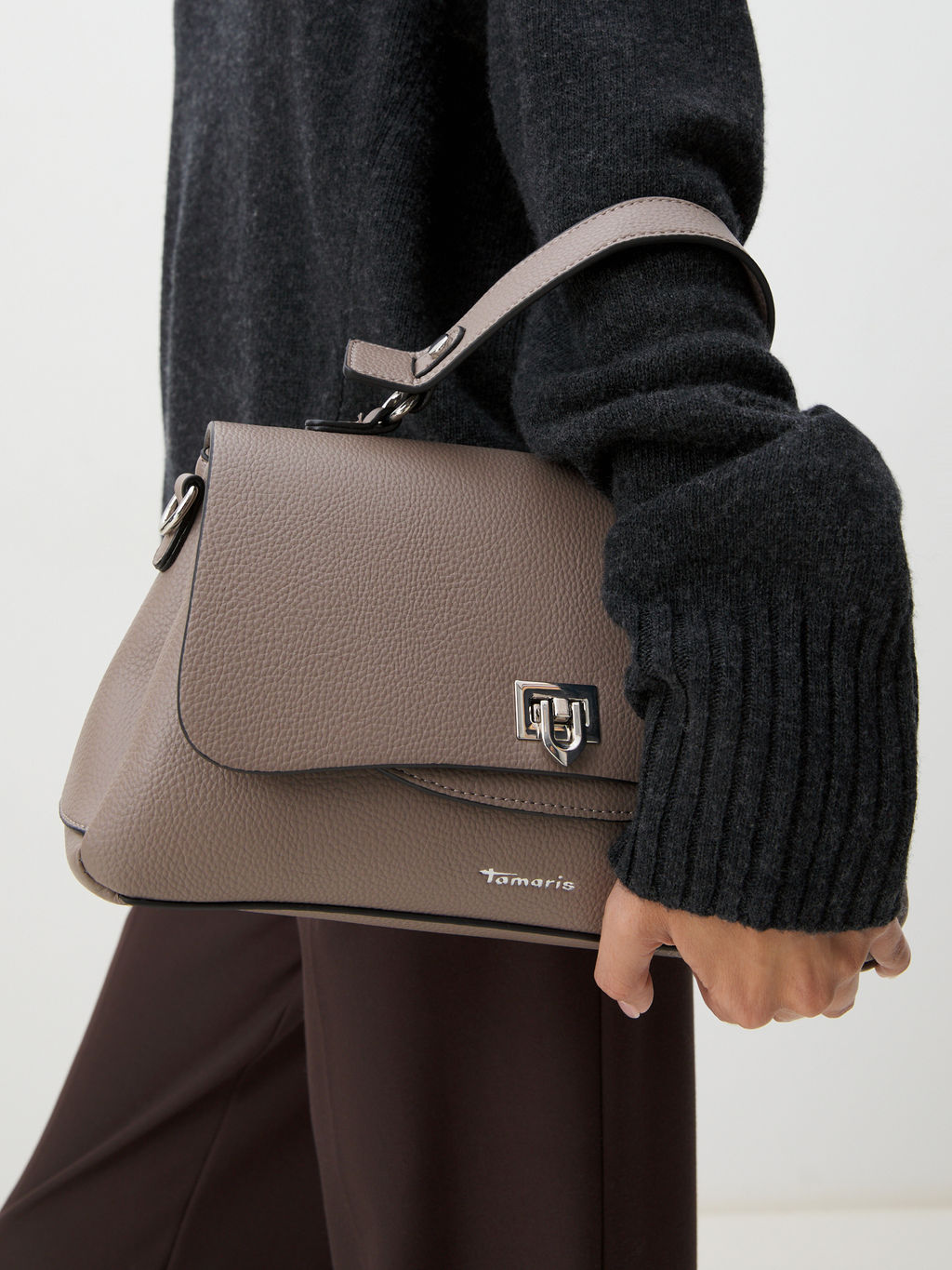 Женская сумка с ручкой TAMARIS Carolina Артикул 4370653, серо-бежевый - Divas bag фото 2