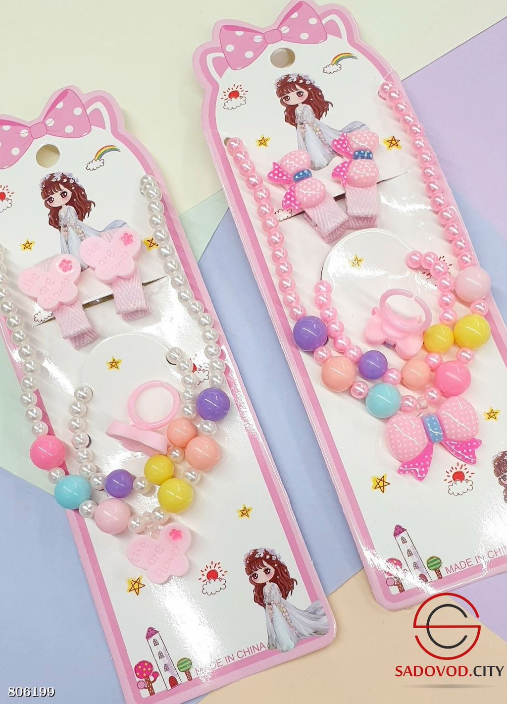 Набор детский, включает бусы, браслет и 2 заколки.