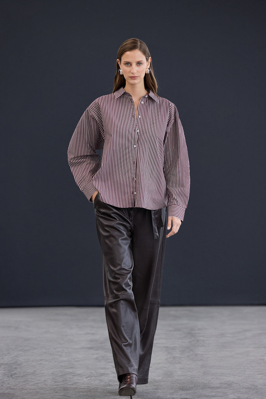 Trendyol Studio Bordo-Cok Renkli Cizgili Oversize Pamuklu Poplin Gomlek TWOAW26GO00107 - Trendyolmilla фото 2