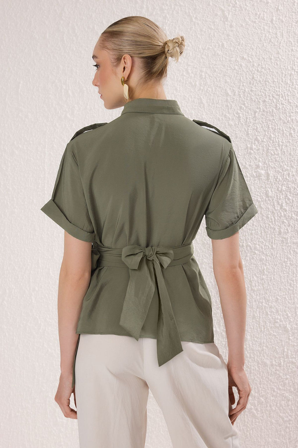 Trendyolmilla Haki Beli Kusak Detayl? Fitted Gomlek TWOSS25GO00166 фото 5