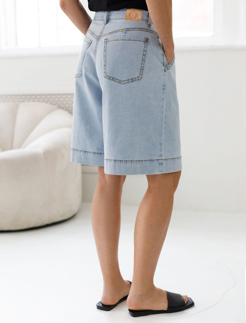 Свободные шорты с защипами из облегченного денима