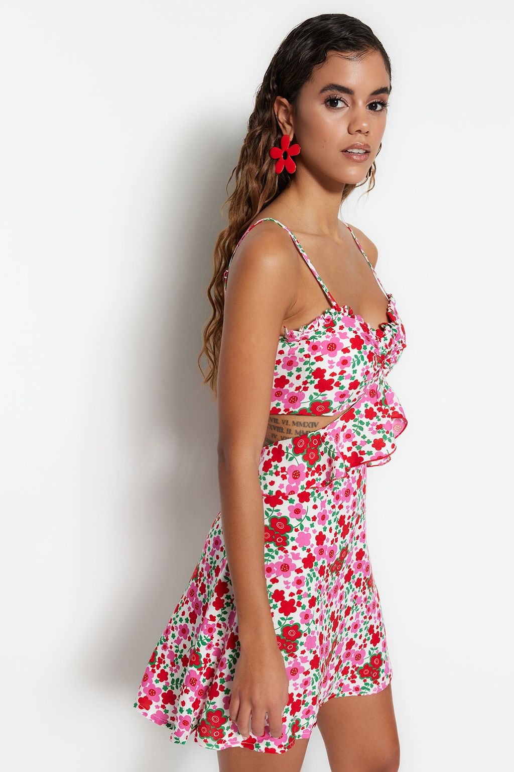 TRENDYOLMILLA Cicek Desenli Mini Dokuma Cut Out/Pencere Plaj Elbisesi TBESS21EL1054