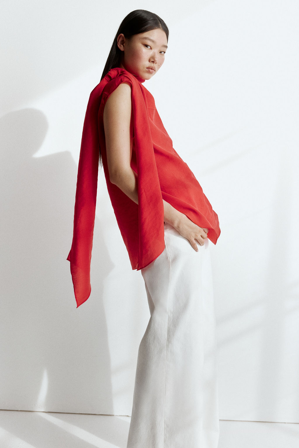 Blusa sin mangas con cuello fular - H&m фото 5