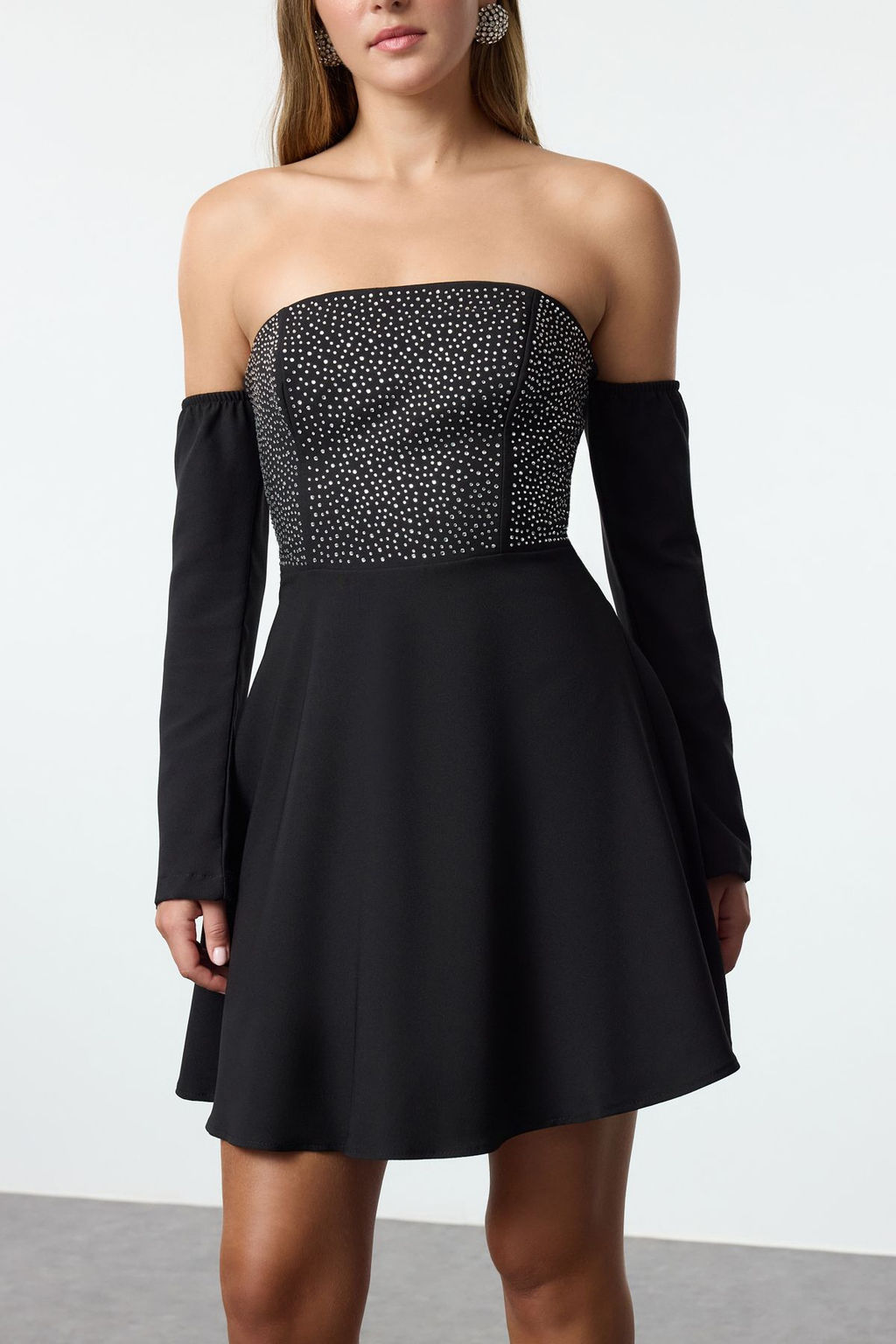 TRENDYOLMILLA Siyah A-Kesim Carmen Yaka Tas Bask? Dokuma Mini Elbise TPRAW25EL00061  фото 3