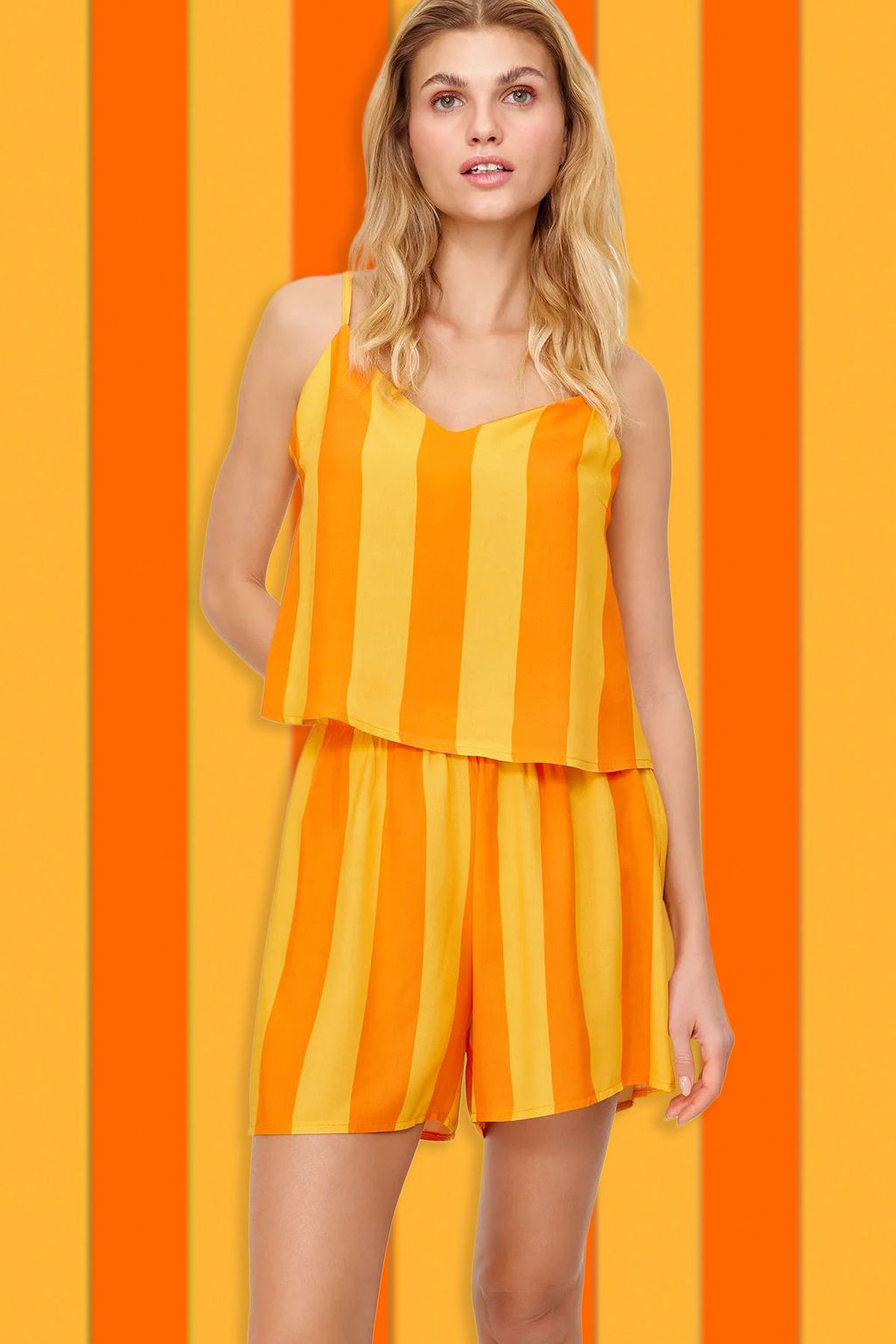 Trendyolmilla Pembe Cizgili Ip Ask?l? Viskon Sortlu Dokuma Pijama Tak?m? THMSS23PT00225