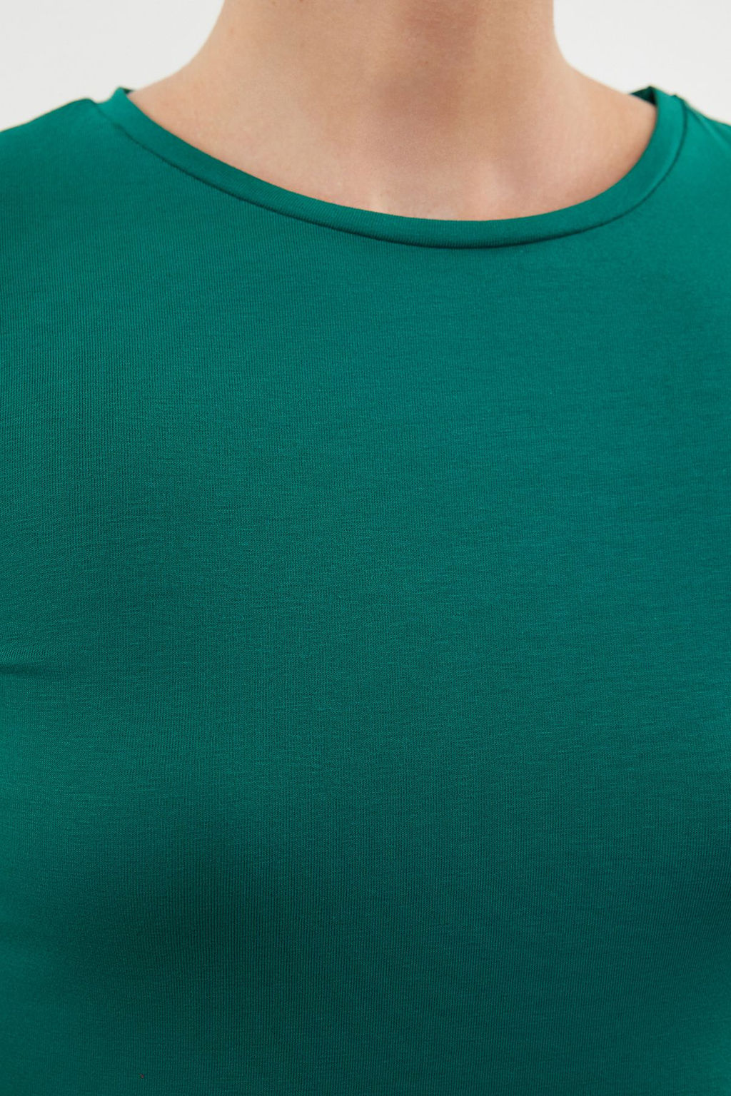 Zumrut Yesili K?sa Kol Fitted/Vucuda Oturan Pamuklu Esnek Midi Orme Elbise TWOSS23EL00313