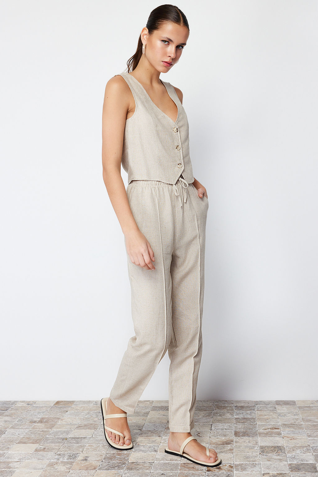 TRENDYOLMILLA Bej Beli Lastikli Straight/Duz Kesim Pamuk Keten Dokuma Pantolon TWOSS24PL00063  фото 4