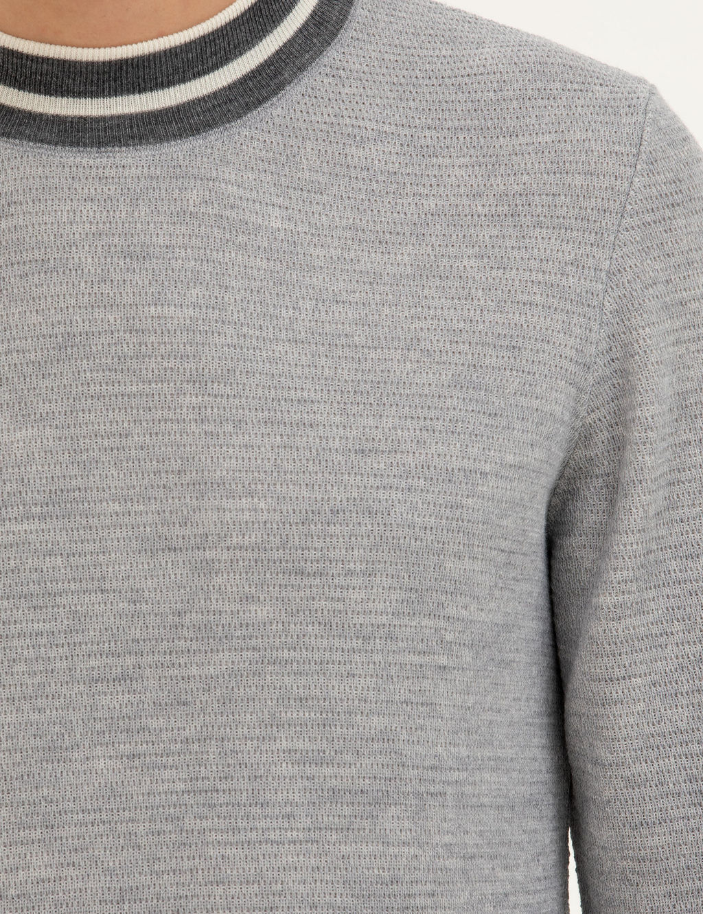 Светло-серый приталенный трикотажный свитер с круглым вырезом - Cacharel фото 7