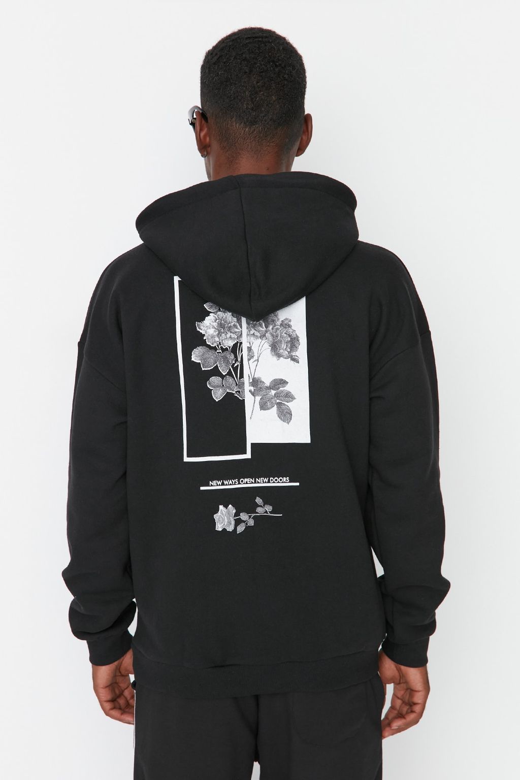 TRENDYOL MAN Siyah Oversize/Genis Kesim Kapusonlu Ici Polar/S?cak Tutan Cicek Bask?l? Sweatshirt TMNAW22SW1651