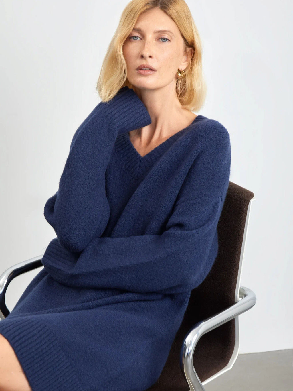 Мягкое вязаное платье-кокон в синем цвете - Emka фото 3