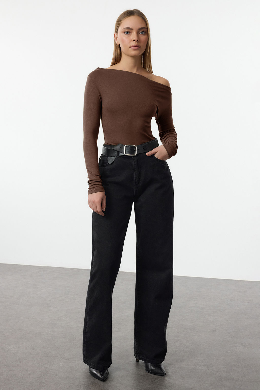 Kahverengi Duz Premium Yumusak Kumasl? Fitted/Vucuda Oturan Kay?k Yaka Orme Bluz TWOAW24BZ00227