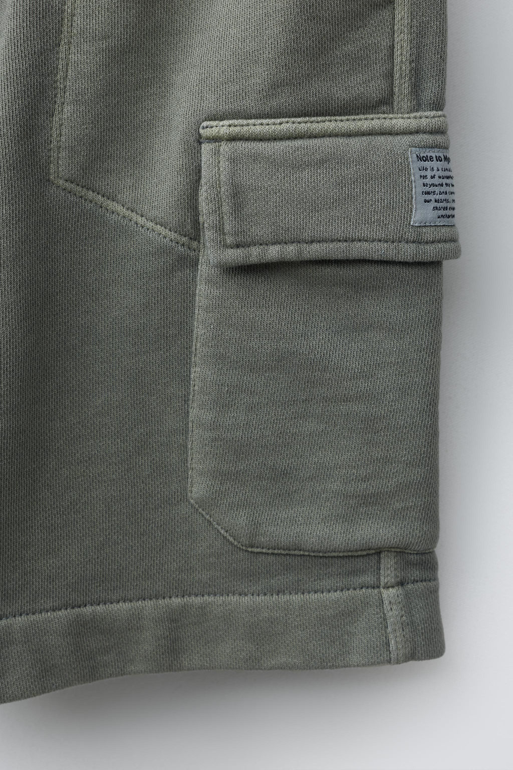 BERMUDA FELPA CARGO / verde lavado