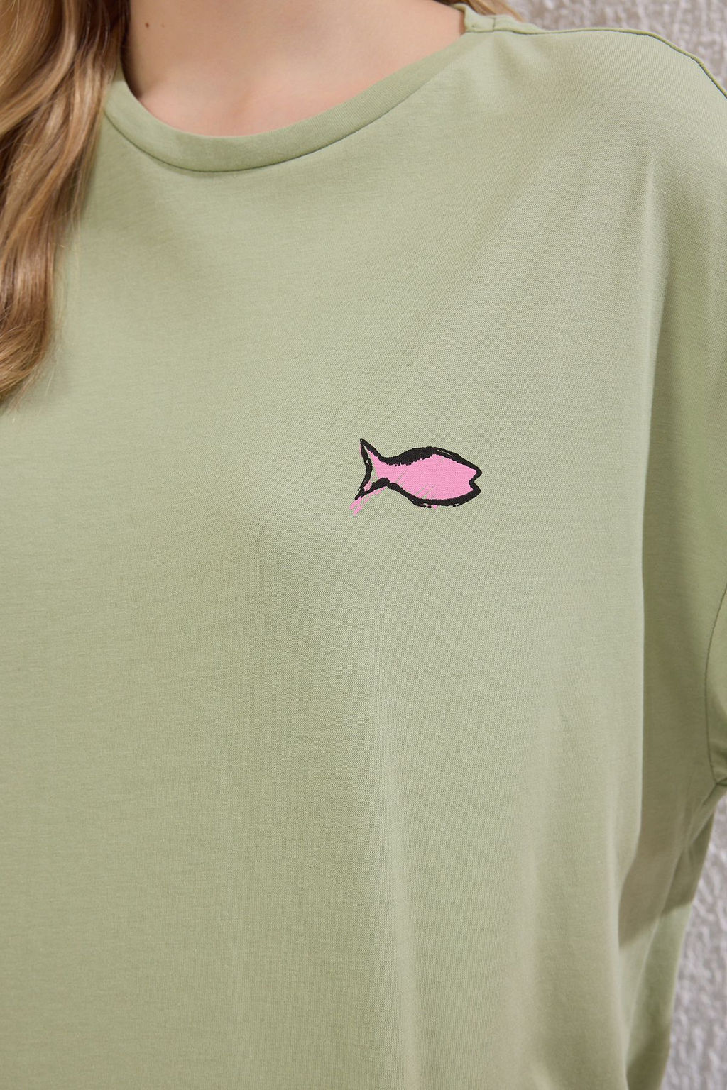 TRENDYOLMILLA Beyaz %100 Pamuk Bask?l? Oversize/Genis Kal?p Bisiklet Yaka Orme T-Shirt TWOSS23TS00329  фото 3