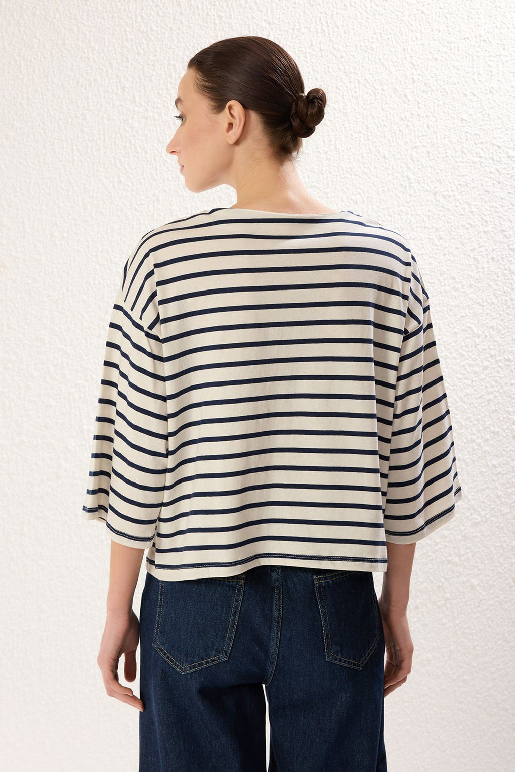 TRENDYOLMILLA Antrasit Cizgili Relaxed/Rahat Kal?p Truvakar Kol Orme T-Shirt TWOSS25TS00115  фото 12