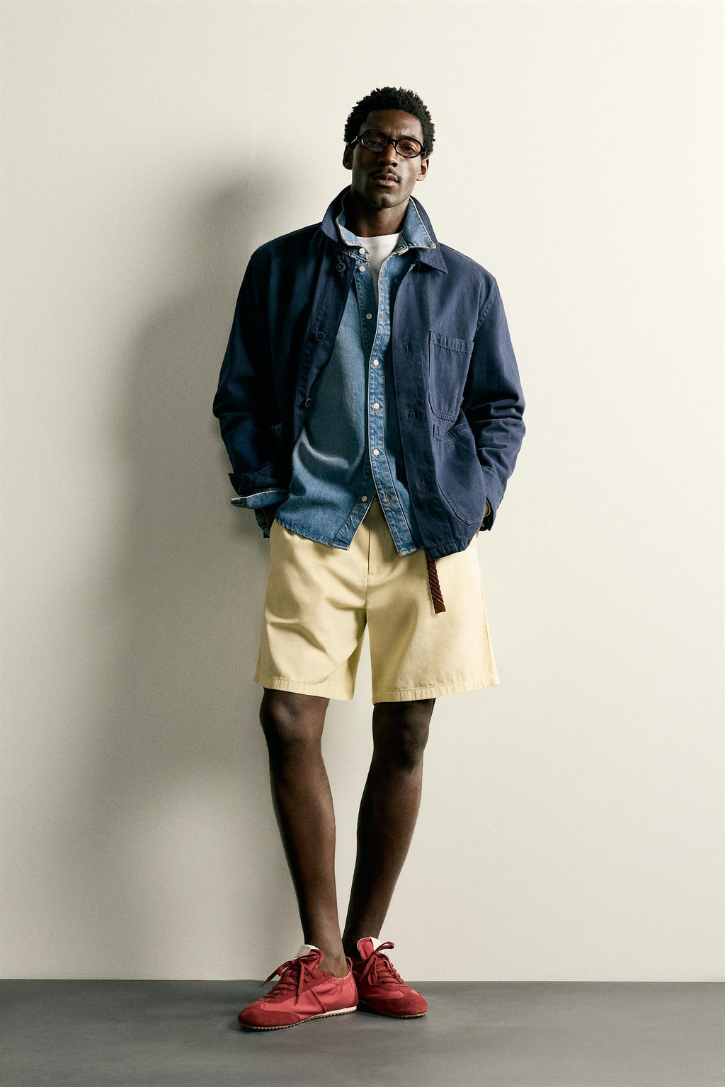 BERMUDA PLIEGUES REGULAR FIT / Amarillo claro