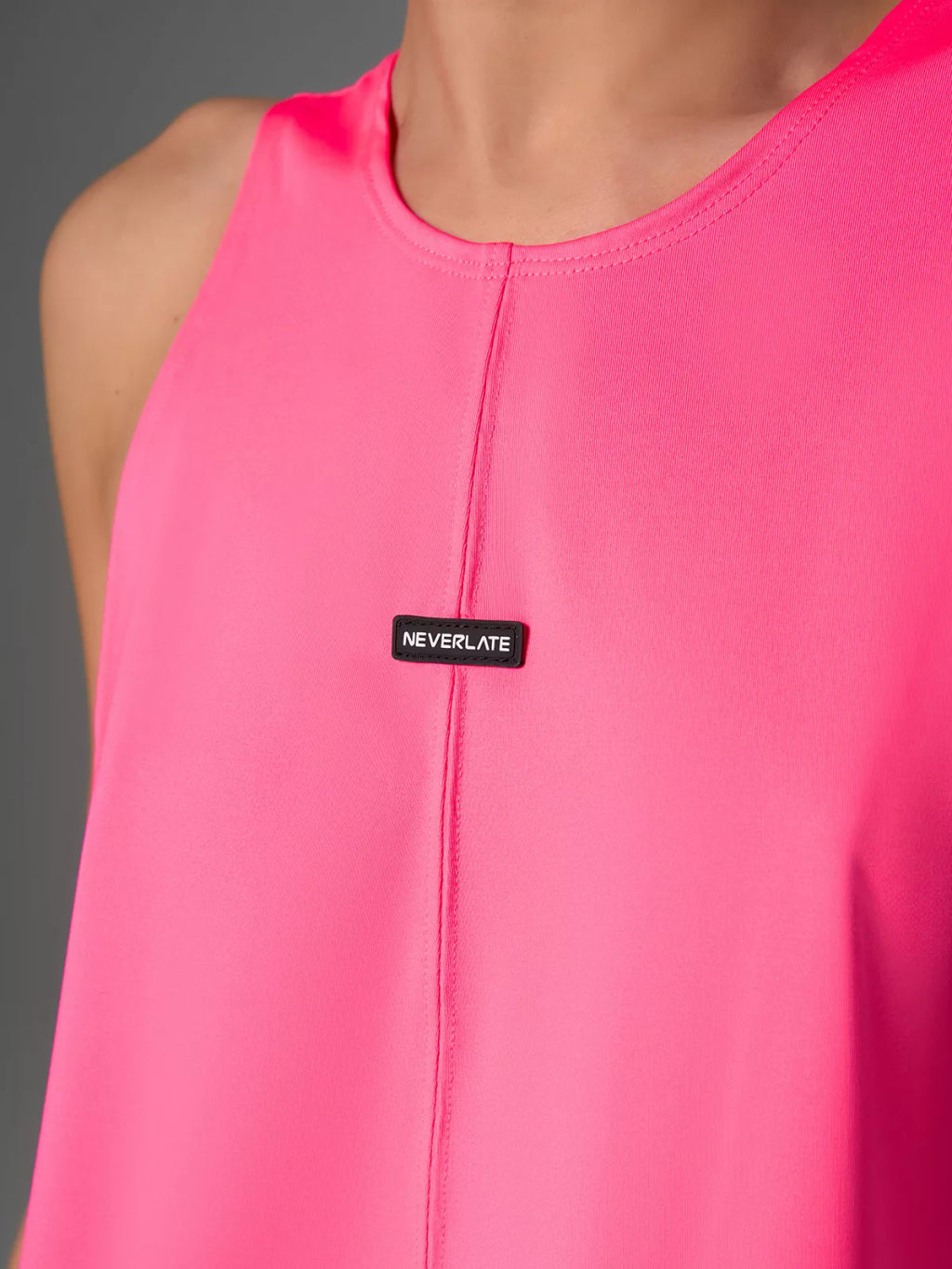 Удлиненная майка с глубоким вырезом на спине - NEVERLATE фото 4