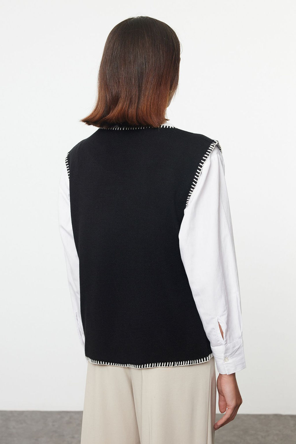 Trendyolmilla Siyah Regular V Yaka Renk Bloklu Yelek TWOAW25YE00025  фото 13