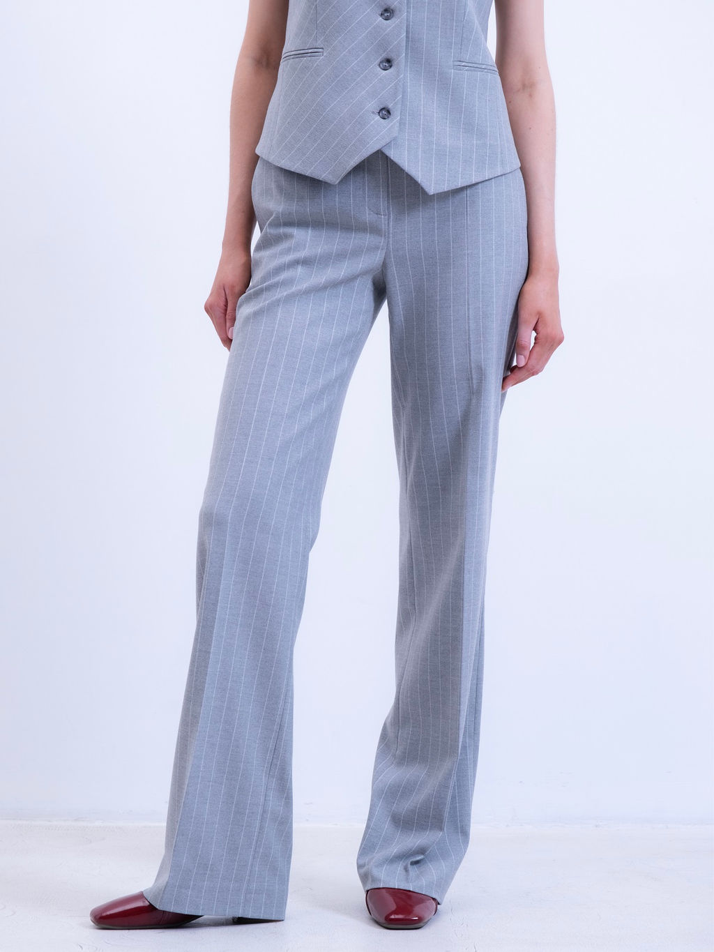 Серые брюки в тонкую полоску