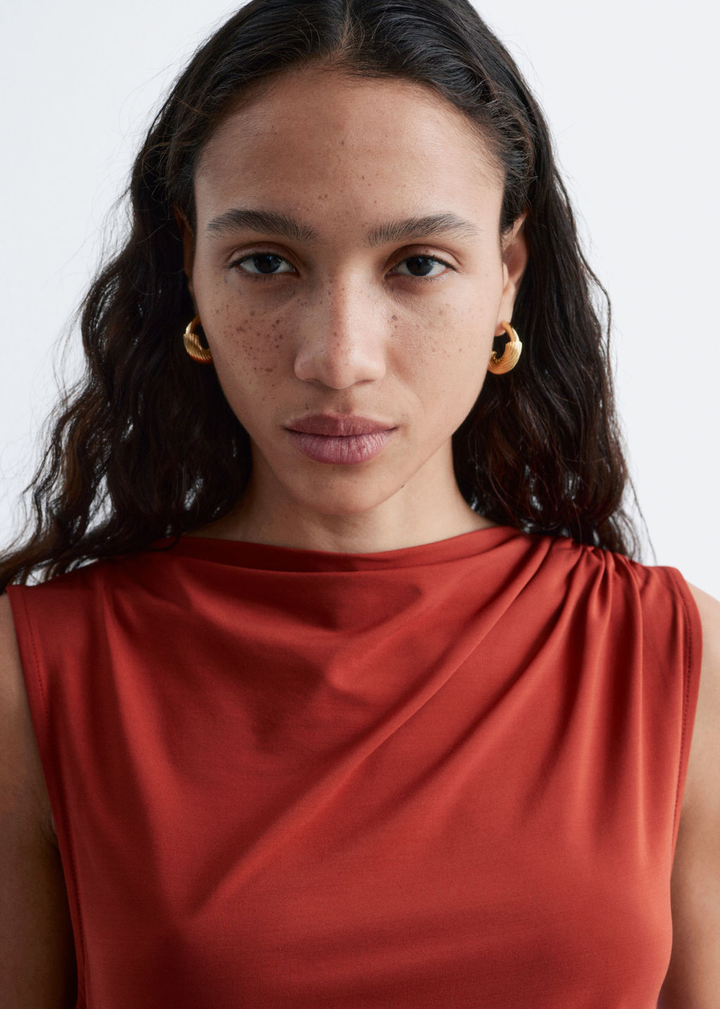 Vestido midi drapeado sin mangas - H&m фото 4