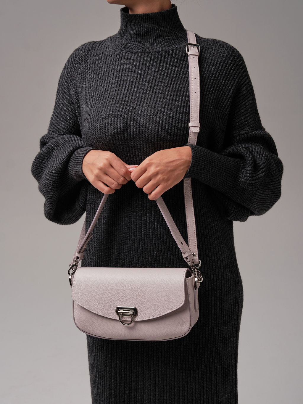 Сумка кожаная багет Azaro 31049 розовый дым