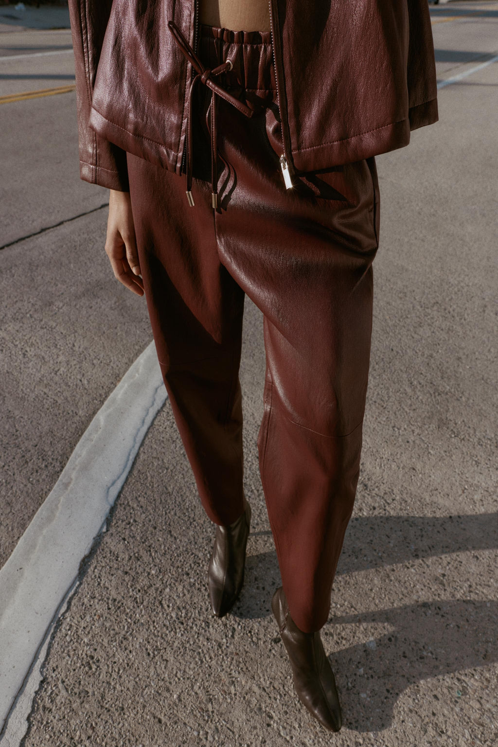 FAUX LEATHER TROUSERS WITH ELASTIC WAIST - Zara фото 2