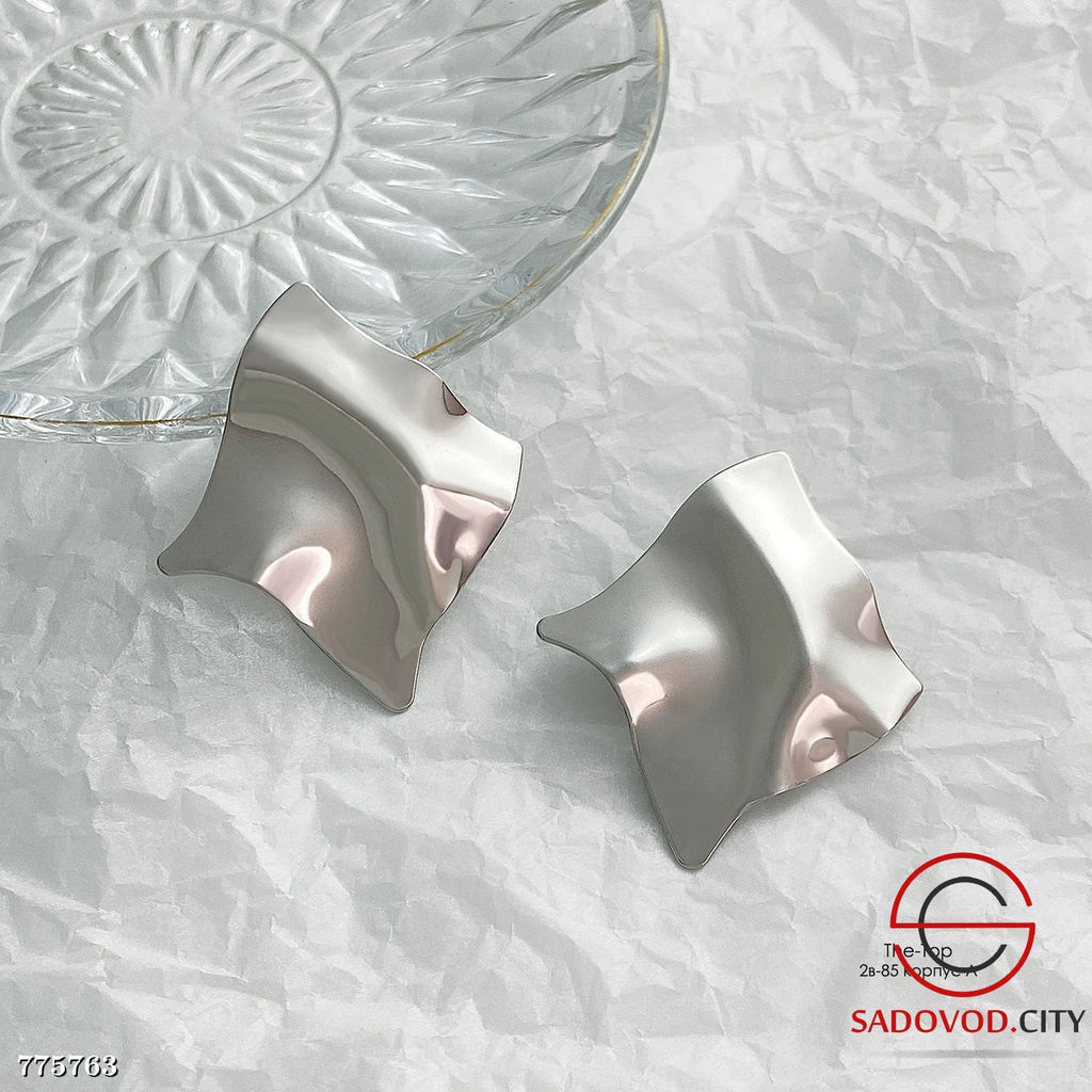 Крупные серьги расплавленный квадрат