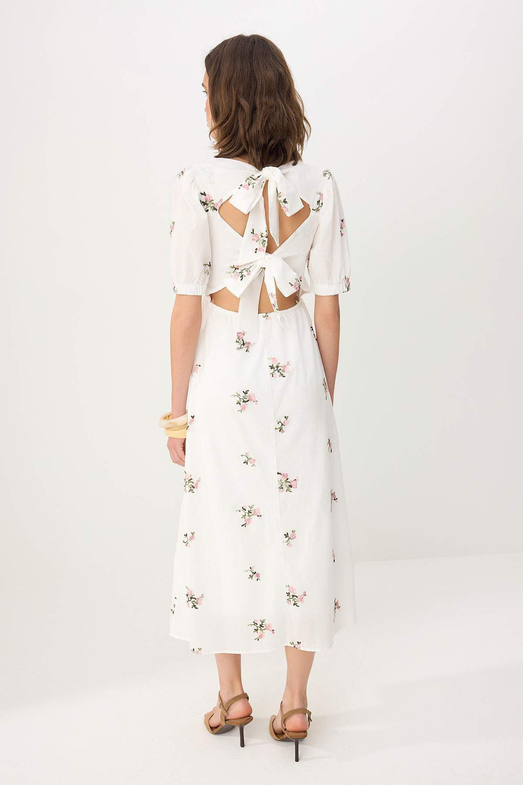 Beyaz Cicek Nak?sl? S?rt Dekolteli Pamuklu Midi Elbise TWOSS26EL01018