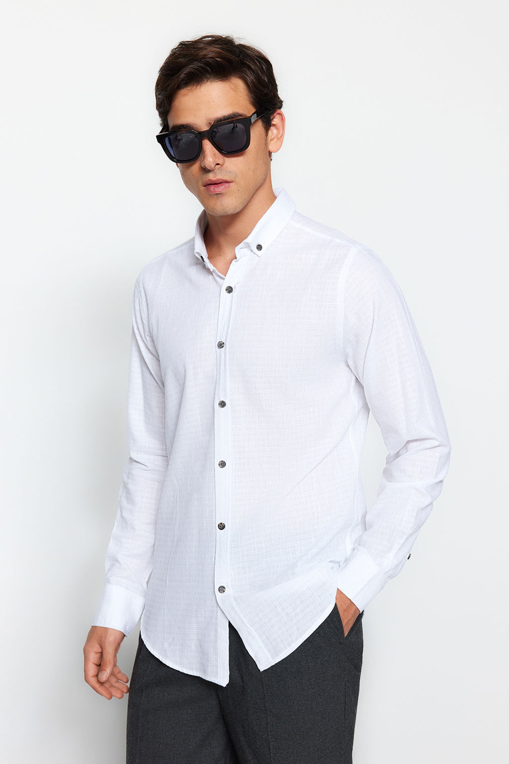 TRENDYOL MAN Beyaz Slim Fit Dokulu %100 Pamuklu Nefes Alabilen Gomlek TMNAW23GO00162 - Trendyolmilla фото 2