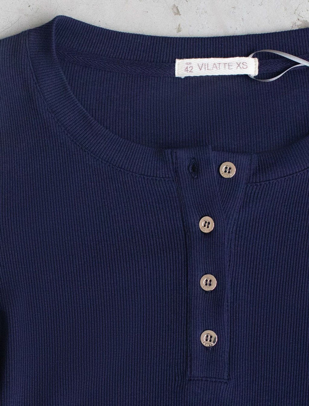 Лонгслив облегающий из фактурного трикотажа в рубчик с круглым вырезом на пуговицах - Vilatte фото 4