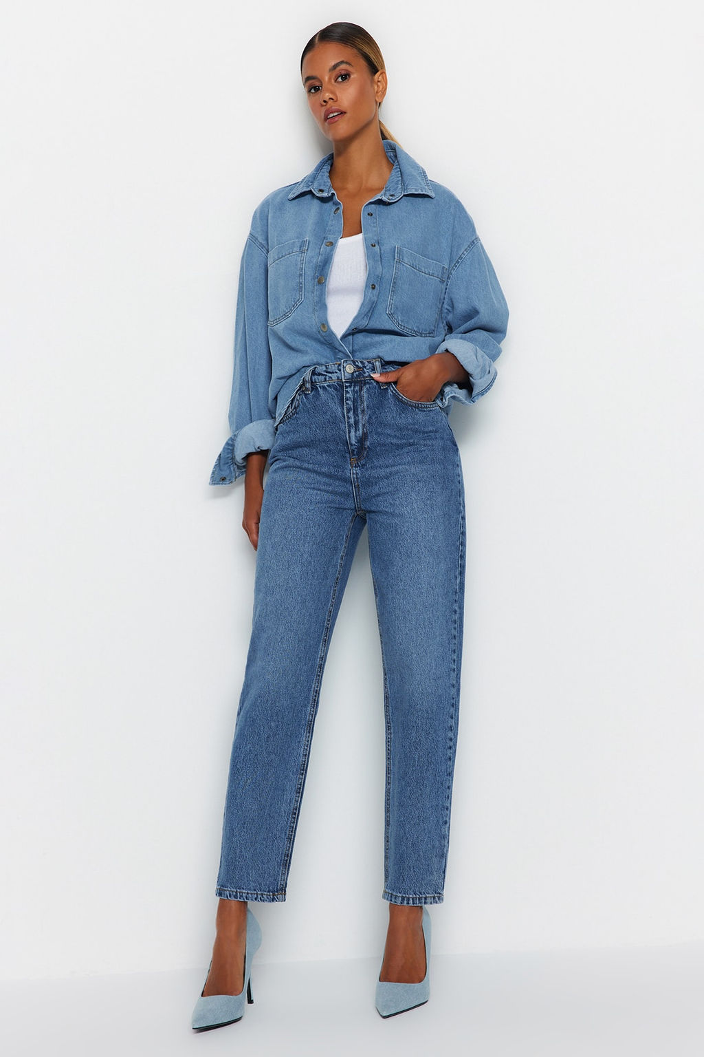 TRENDYOLMILLA Mavi Yuksek Bel Mom Jeans TWOAW24JE00076  фото 7