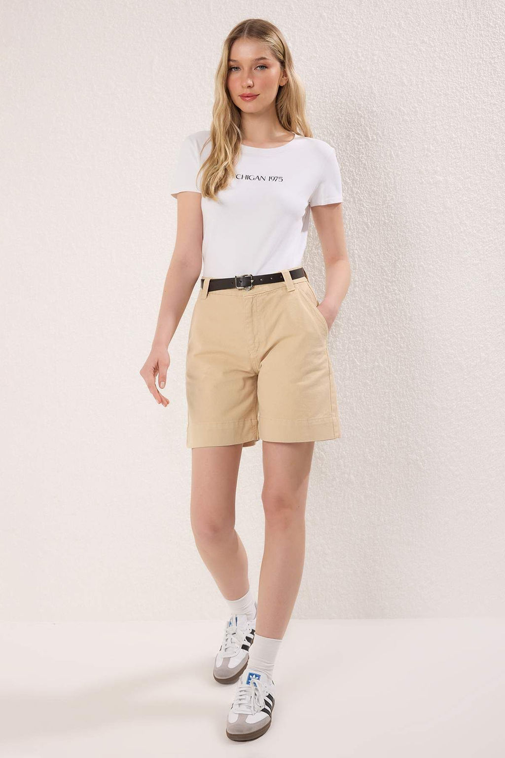 Trendyolmilla Bej Kemerli Dikis Detayl? Yuksek Bel Denim Bermuda TWOSS25SR00196
