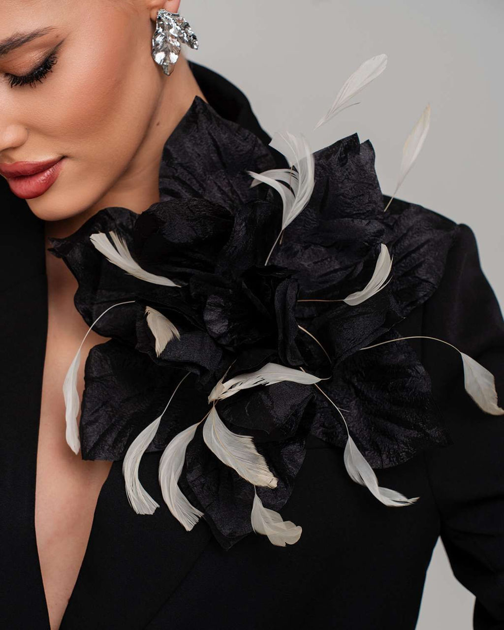 Премиальная Брошь с проволокой в шелковых лепестках и перышками