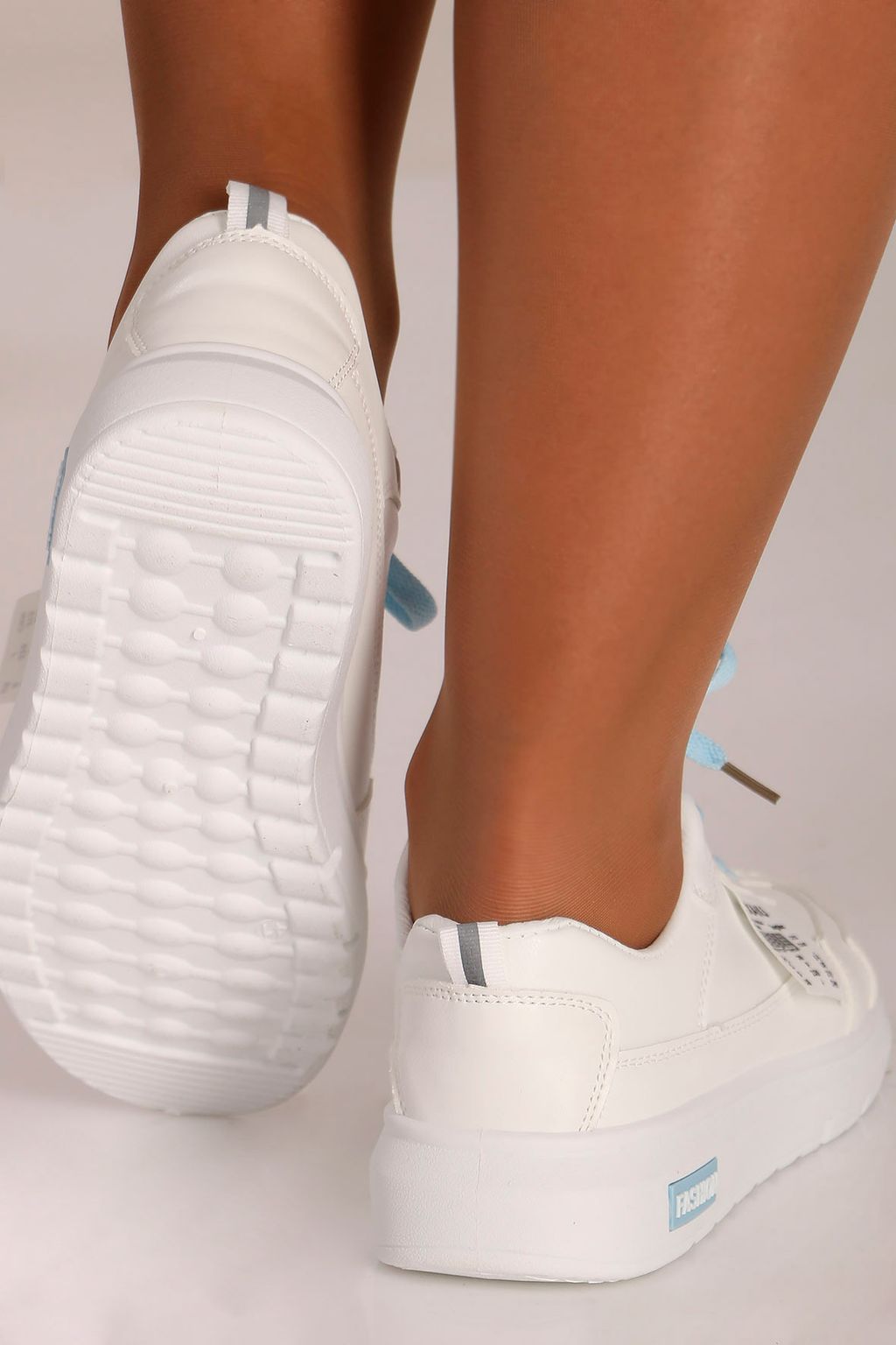 Кроссовки белые с голубыми шнурками