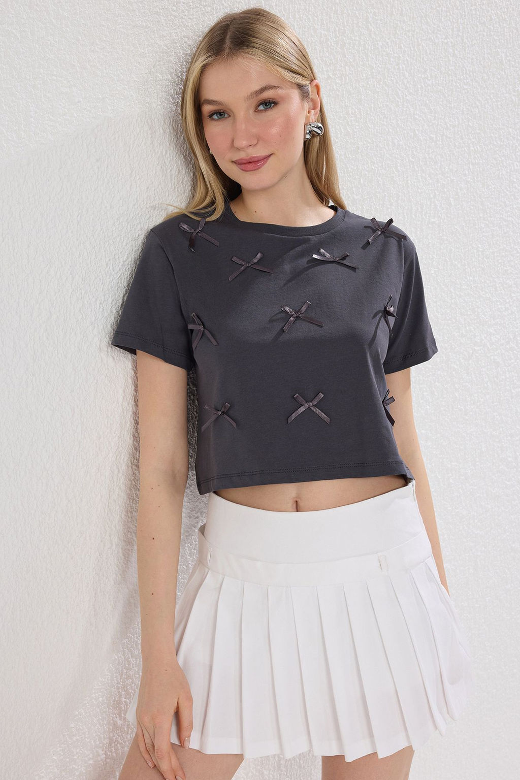 TRENDYOLMILLA Antrasit %100 Pamuk Fiyonk Detayl? Regular/Normal Kal?p Orme T-Shirt TWOSS25TS00087