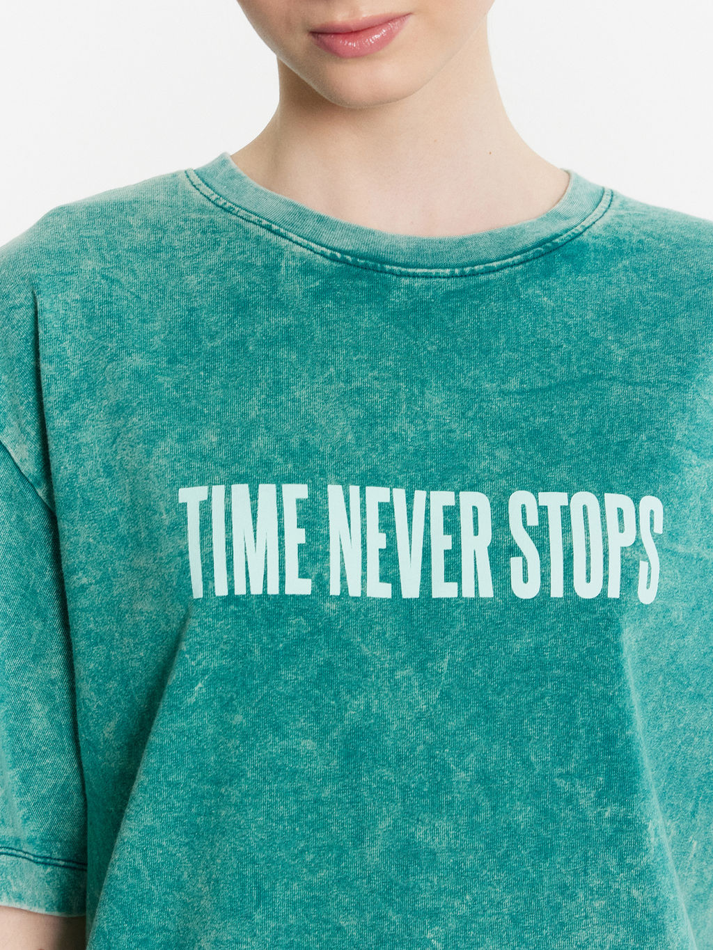 Футболка женская зеленая с обработкой эйсид и надписью time never stops ACID WASH бирюзовый зеленый +печать 112961 - Mark formelle фото 5