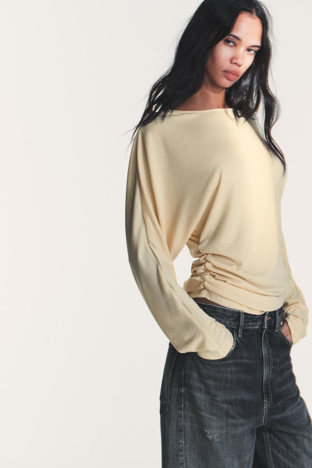 CAMISETA DRAPEADO LATERAL / Mantequilla - Zara фото 4