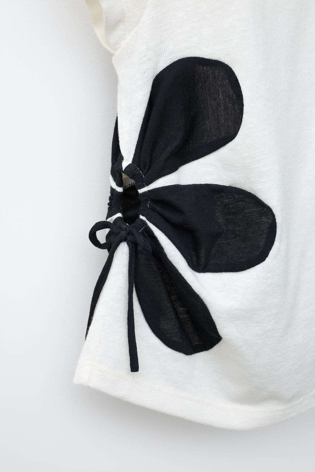 CAMISETA CUT OUT FLOR / Crudo - Zara фото 5