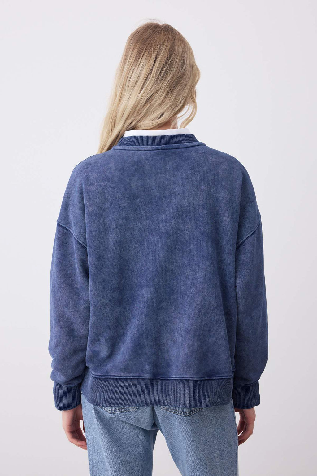 Lacivert Eskitme/Soluk Efektli Oversize/Genis Kal?p Kal?n Orme Sweatshirt TWOAW26SW00066 - Trendyolmilla фото 4