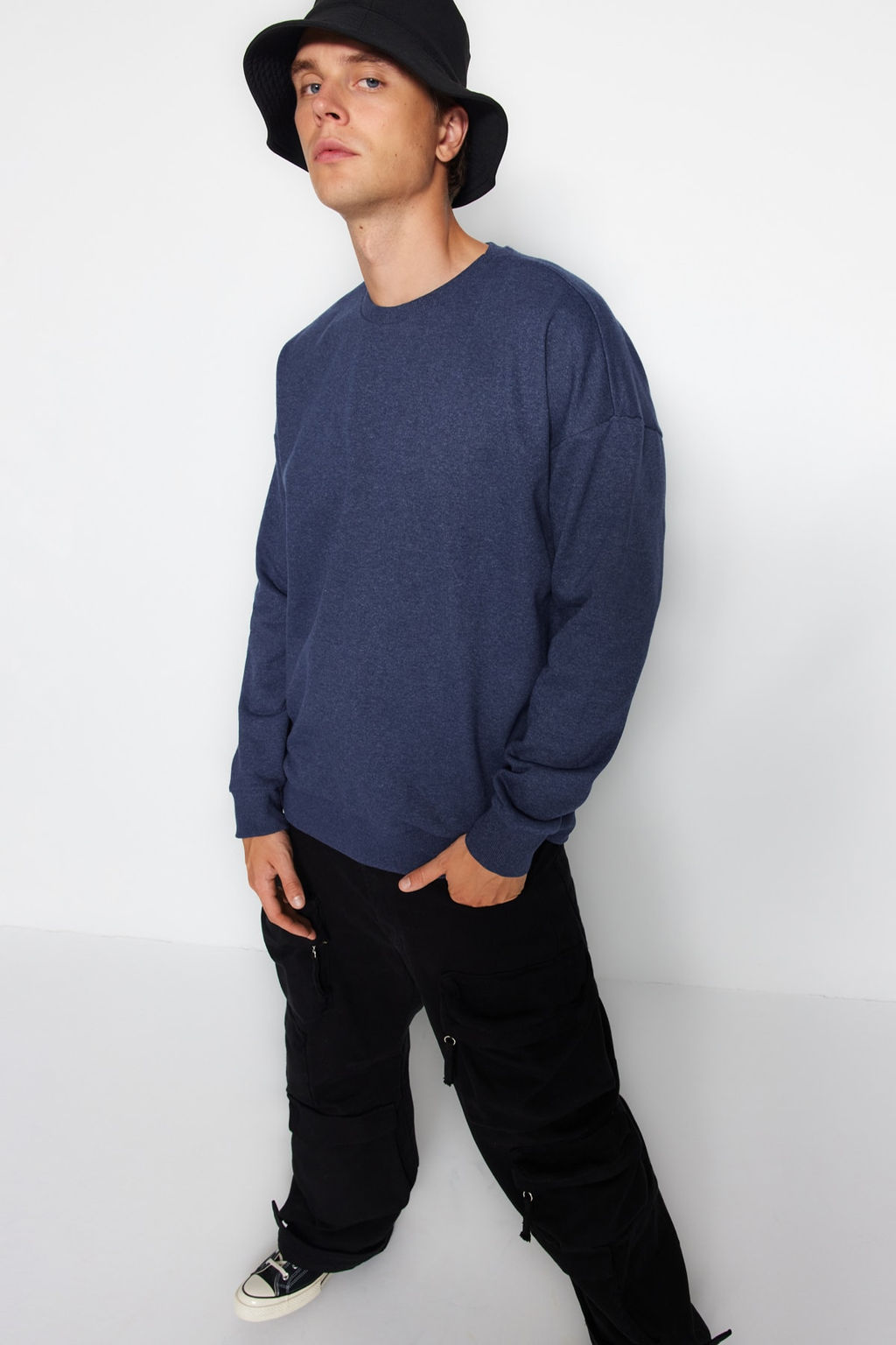 Indigo Oversize/Genis Kesim Cicek S?rt Bask?l? Ici Polarl?/S?cak Tutan Sweatshirt TMNAW23SW00493