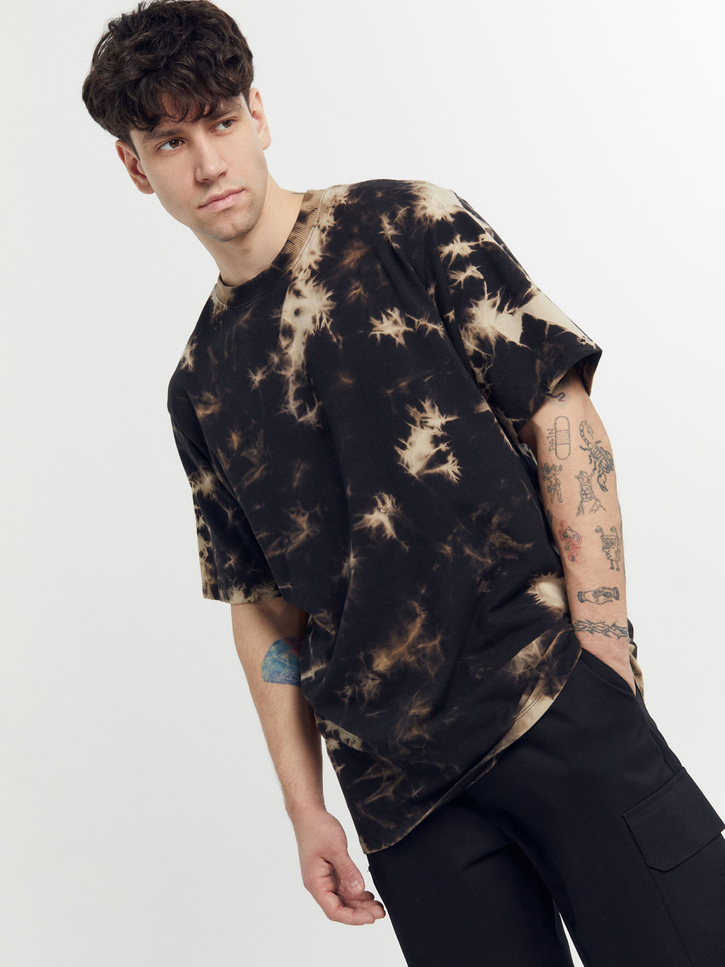 Футболка мужская коричневая в технике фаст-дай